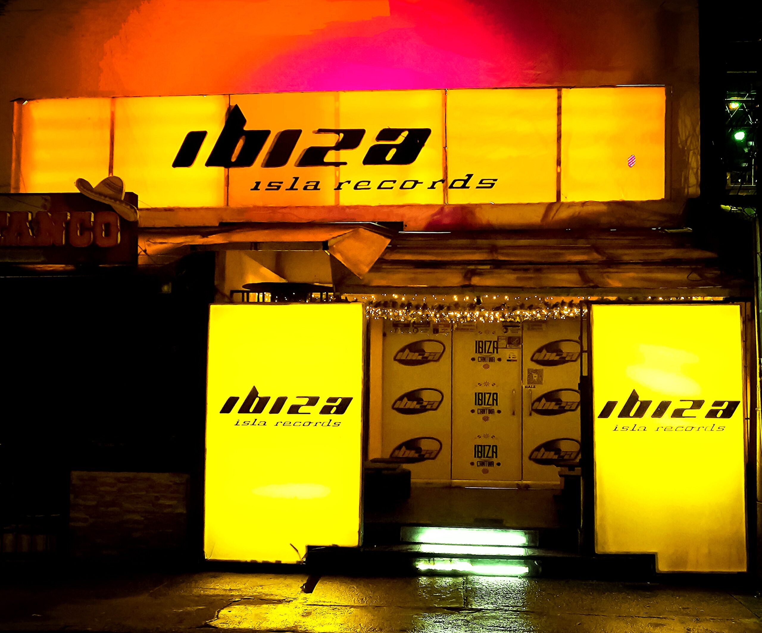 Ibiza Isla Records-dbc6b29f-65ba-43d6-a8fd-5001ad861ef7