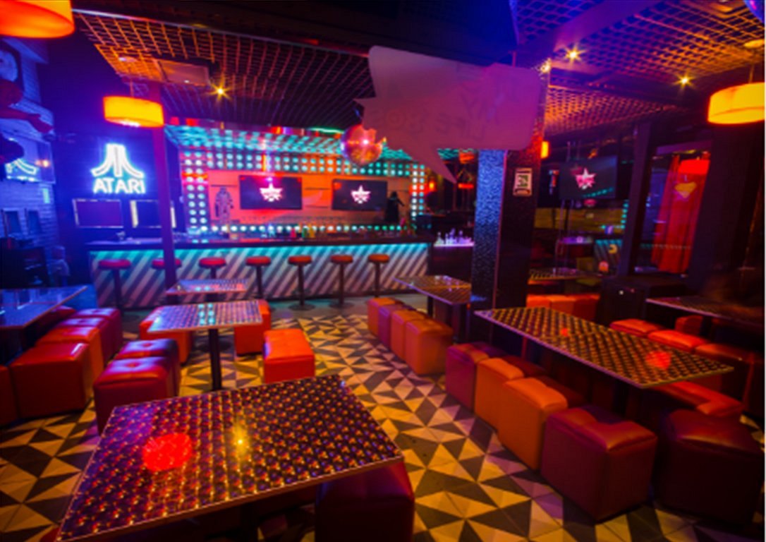 Full 80s Bar-6a1f58b1-6814-450d-ad74-286e1282b41b